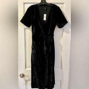 Ann Taylor velvet wrap around dress, short sleeve, Size 2